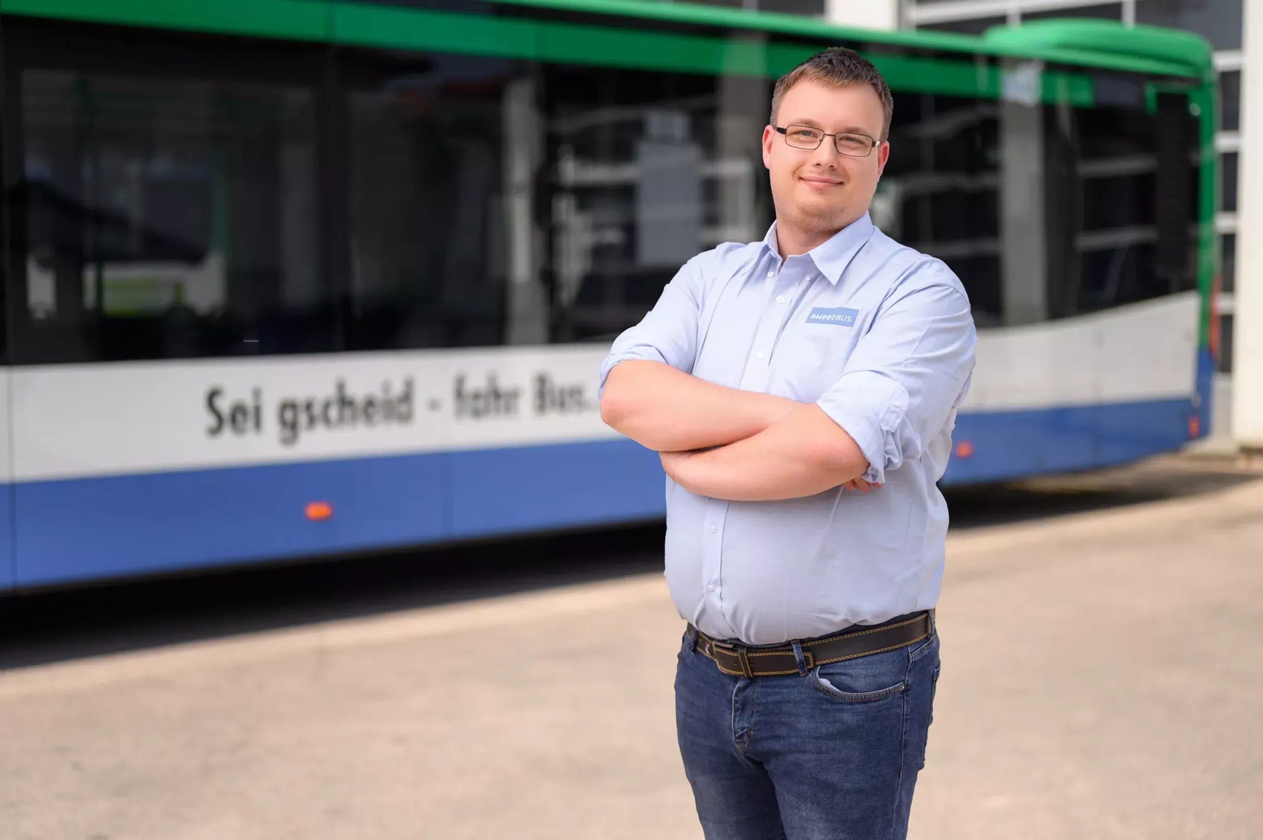 Mitarbeiter vor Bus